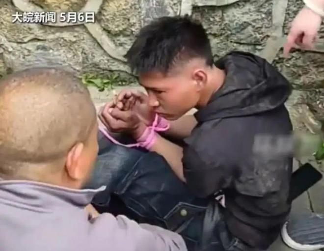 贵州6岁女孩当街被拐路人群殴人贩现场曝光居然还有人喊停？！(图3)