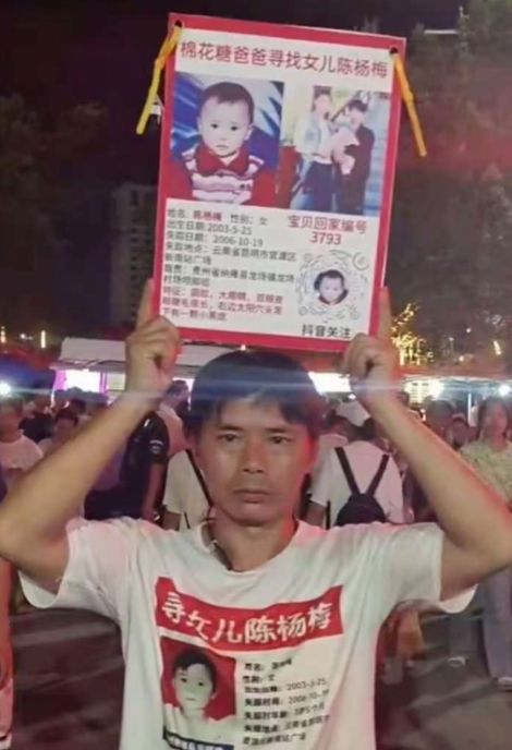 贵州6岁女孩当街被拐路人群殴人贩现场曝光居然还有人喊停？！(图8)