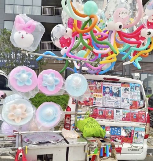 贵州6岁女孩当街被拐路人群殴人贩现场曝光居然还有人喊停？！(图7)