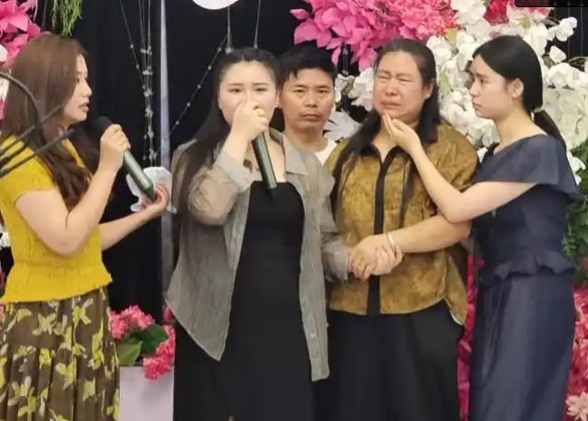 贵州6岁女孩当街被拐路人群殴人贩现场曝光居然还有人喊停？！(图11)