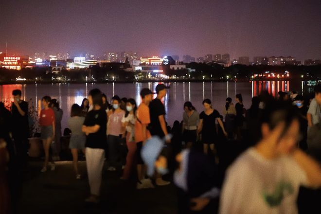 米乐M6：地铁直达！逛新晋夜市+听露天演唱会……带娃夜游惊喜太多了！(图1)