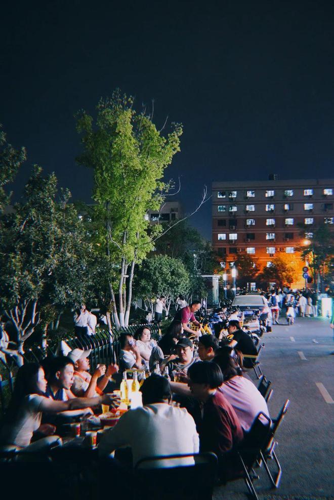 米乐M6：地铁直达！逛新晋夜市+听露天演唱会……带娃夜游惊喜太多了！(图3)