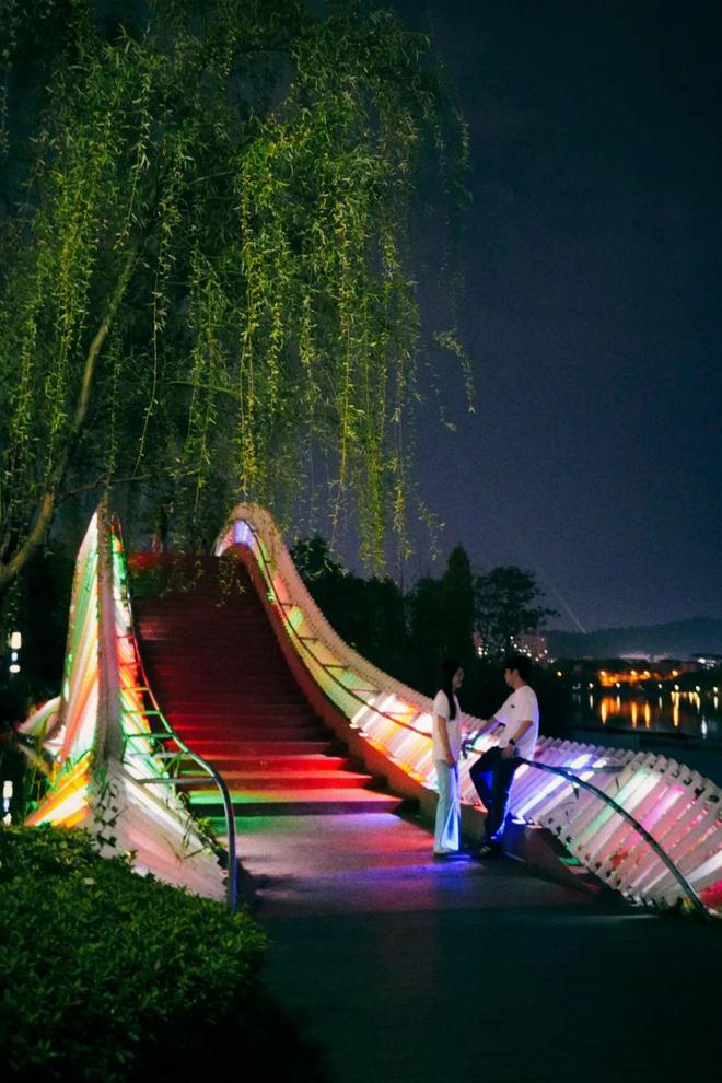 米乐M6：地铁直达！逛新晋夜市+听露天演唱会……带娃夜游惊喜太多了！(图17)