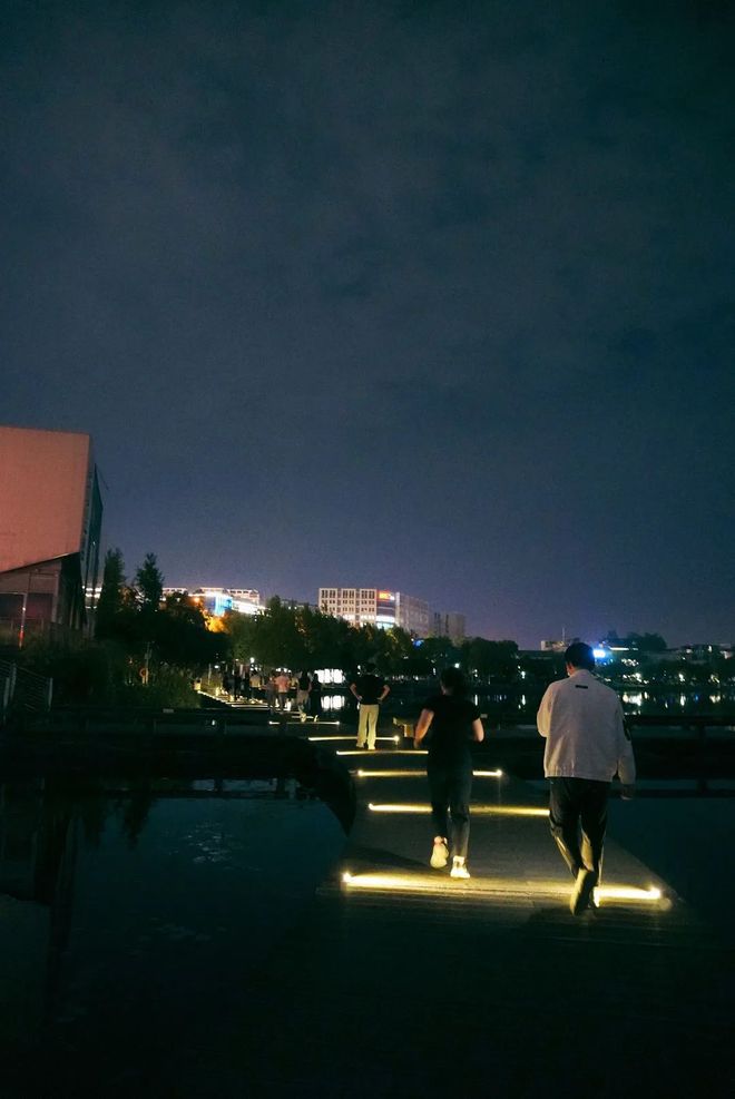 米乐M6：地铁直达！逛新晋夜市+听露天演唱会……带娃夜游惊喜太多了！(图16)