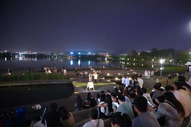 米乐M6：地铁直达！逛新晋夜市+听露天演唱会……带娃夜游惊喜太多了！(图5)
