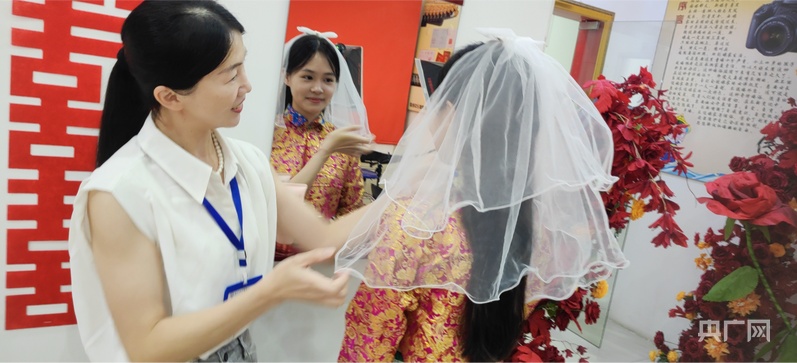 福建惠安：新婚夫妇可免费体验惠女风情结婚照(图1)