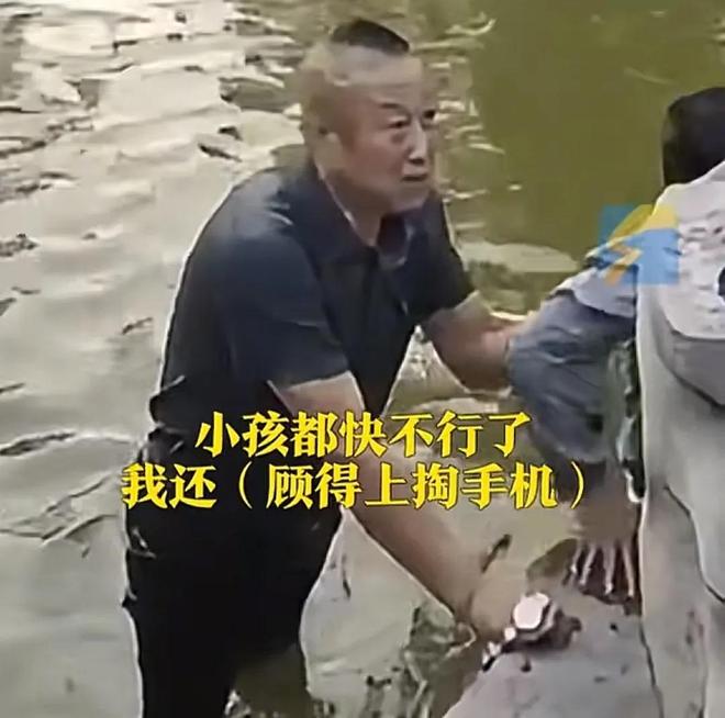 米乐M6：威海梁先生救落水儿童被埋怨本人回应太霸气网友众筹买手机！(图5)